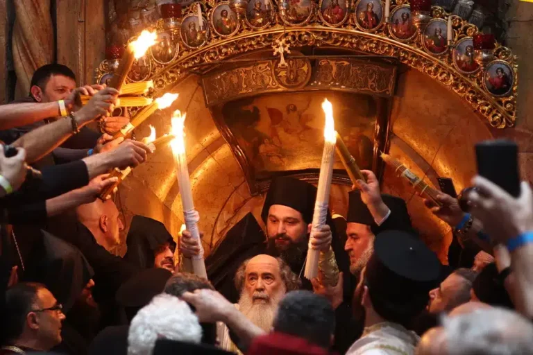 holy-light2-Credit-AMNA-EPA-Atef-Safadi